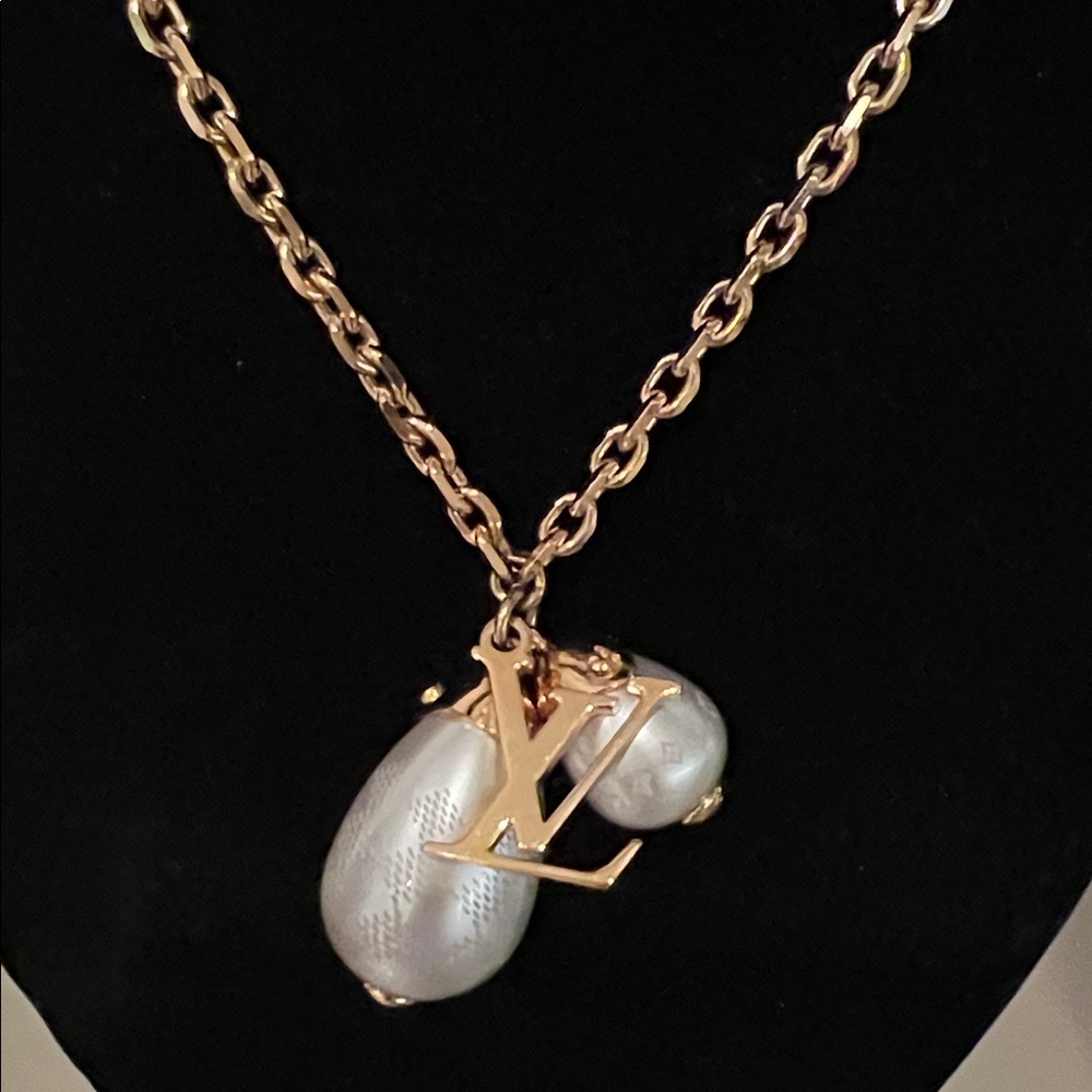 Louis Vuitton Gold-Tone Chain Necklace with Pearl Drop Charms - Picture 7 of 16